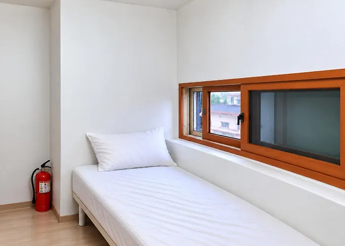 51near Gimpo Airport, 15 Minutes To Hongdae, 5-minute Walk To The Subway, Guesthouse, Shared Bathroom, Solo Travel *
