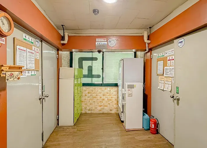 Apartment 51near Gimpo Airport, 15 Minutes To Hongdae, 5-minute Walk To The Subway, Guesthouse, Shared Bathroom, Solo Travel