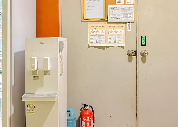 51near Gimpo Airport, 15 Minutes To Hongdae, 5-minute Walk To The Subway, Guesthouse, Shared Bathroom, Solo Travel Apartment *