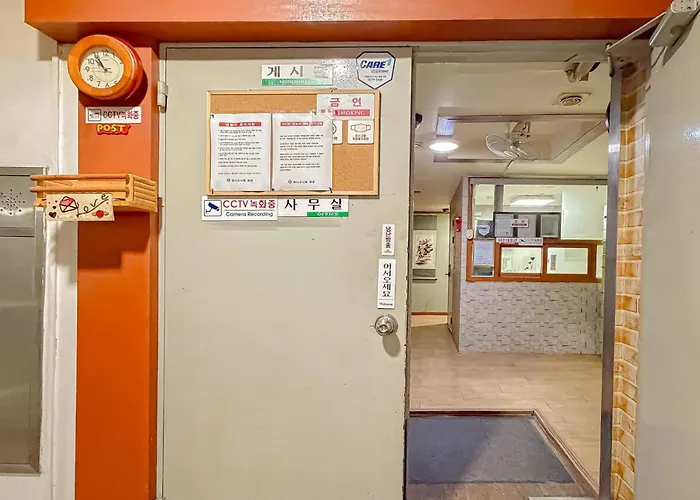 Apartment 51near Gimpo Airport, 15 Minutes To Hongdae, 5-minute Walk To The Subway, Guesthouse, Shared Bathroom, Solo Travel