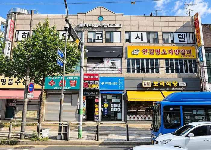51near Gimpo Airport, 15 Minutes To Hongdae, 5-minute Walk To The Subway, Guesthouse, Shared Bathroom, Solo Travel Apartment *